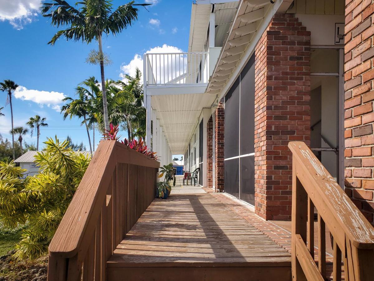 Captain'S Table Hotel By Everglades Adventures 외부 사진