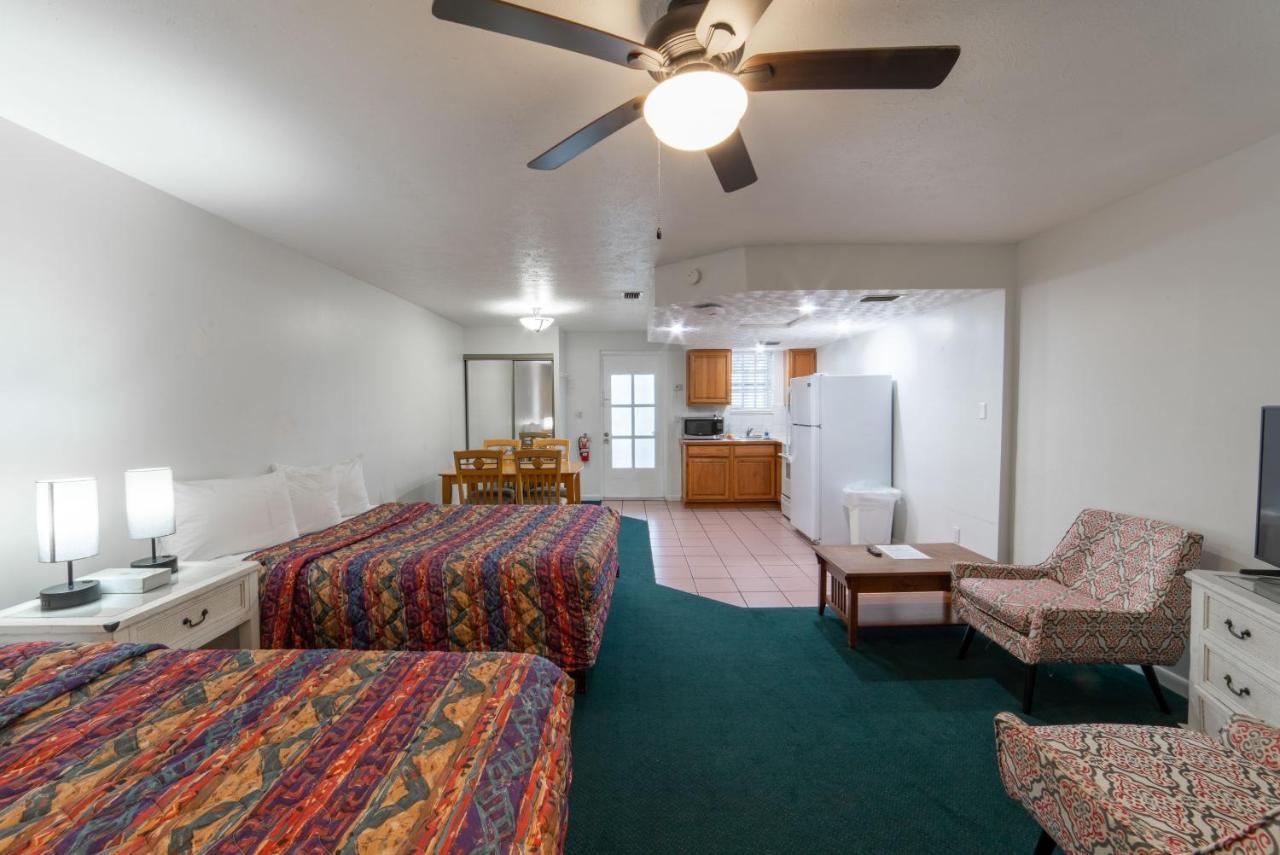 Captain'S Table Hotel By Everglades Adventures 외부 사진