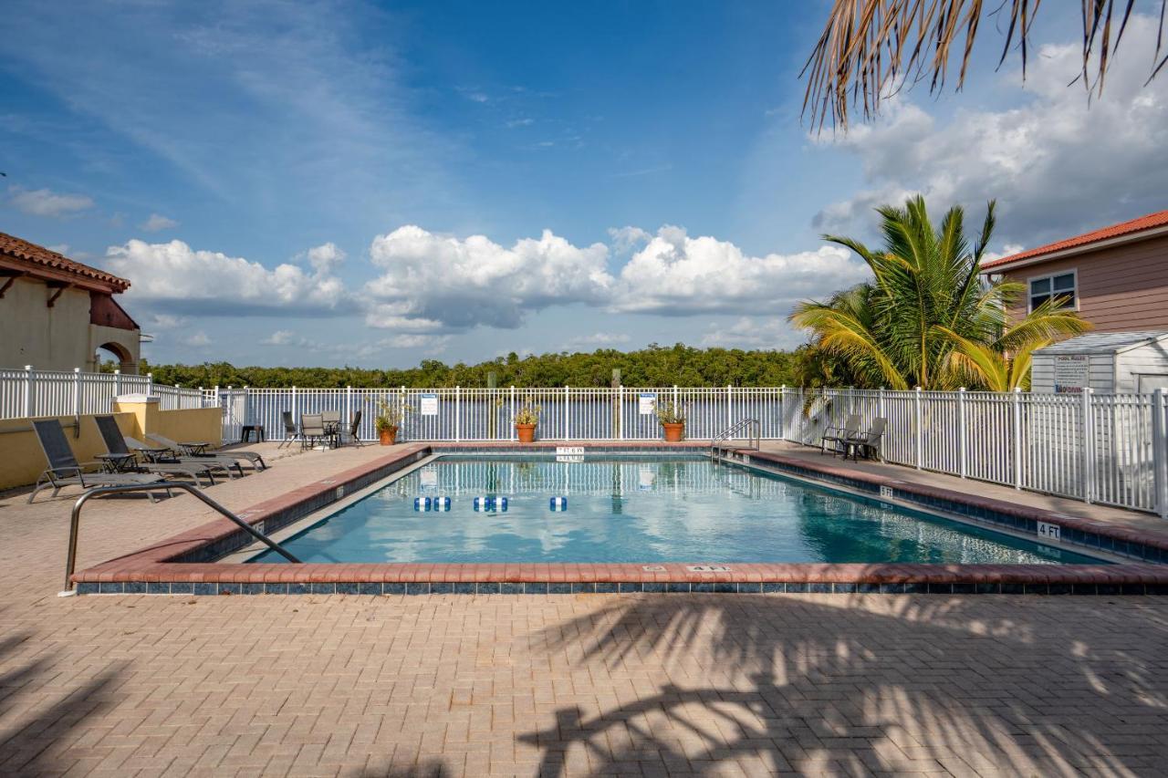Captain'S Table Hotel By Everglades Adventures 외부 사진