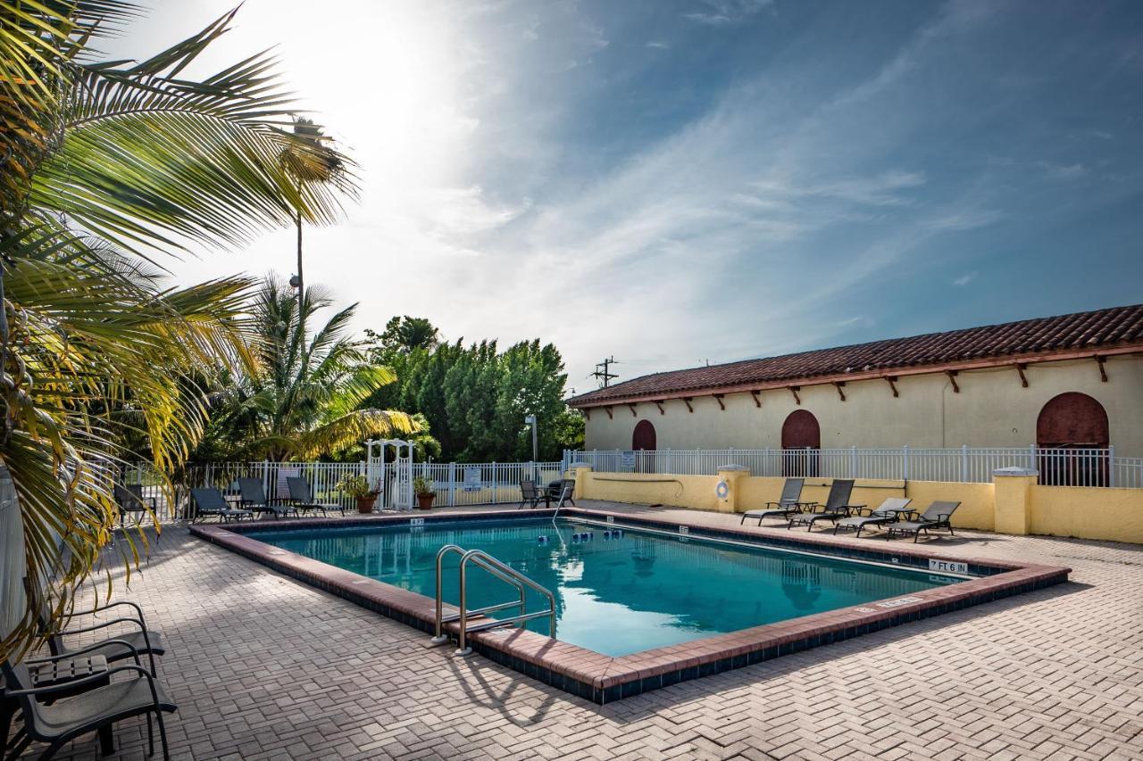 Captain'S Table Hotel By Everglades Adventures 외부 사진