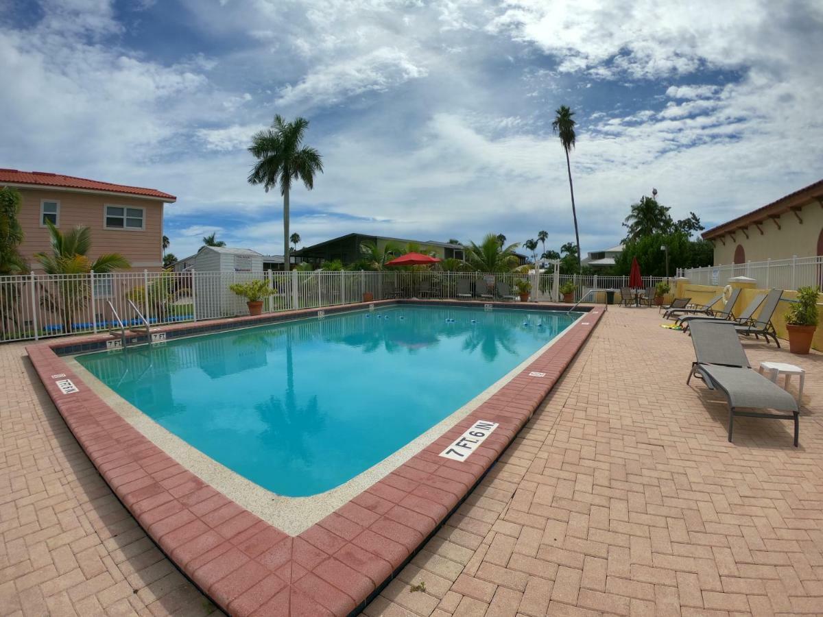 Captain'S Table Hotel By Everglades Adventures 외부 사진